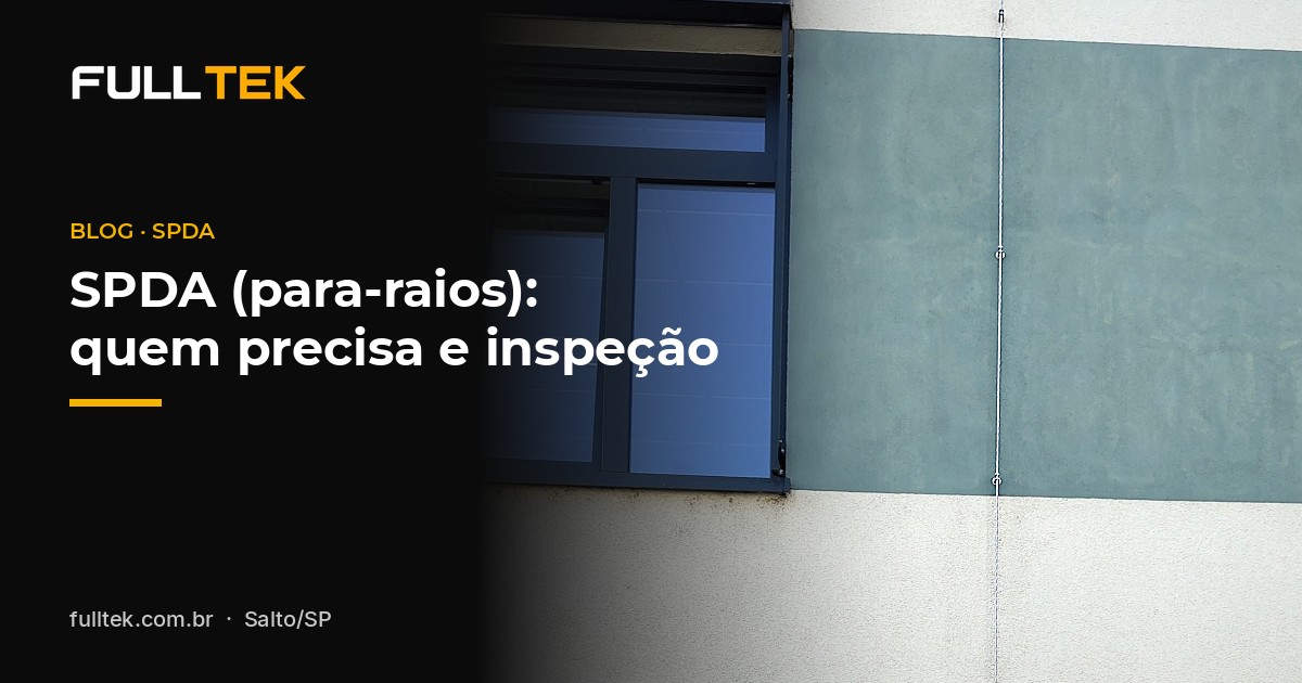 Condutor de descida do SPDA (para-raios) fixado por suportes na parte alta da fachada de um prédio, ilustrando quem precisa e a inspeção do sistema, pela FULLTEK em Salto/SP